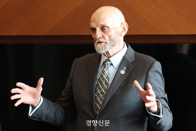 12·29 제주항공 여객기 참사 유가족 14명을 대리해 미국 보잉사를 상대로 소송에 나선 허만 법률그룹의 찰스 허만 변호사가 16일 서울 강남구의 한 호텔에서 기자간담회를 하고 있다. 한수빈 기자