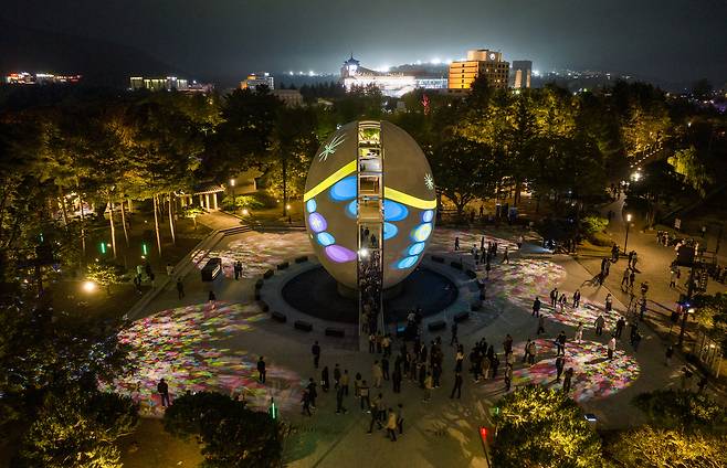 지난 15일 오후 경북 경주시 보문단지 호반 광장에서 APEC 보문단지 야간경관개선 ‘빛의 향연’ 시연회가 진행되고 있다. 시연회에서 거대한 알 모양의 APEC 상징 조형물에 미디어 아트가 진행되고 있다. 연합뉴스
