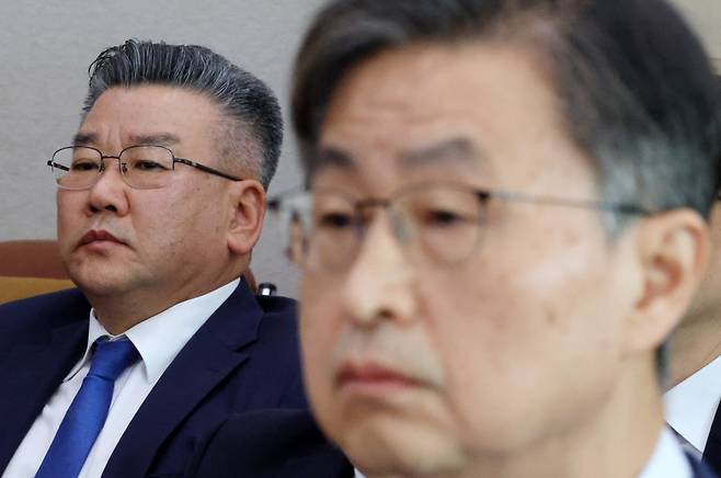 감사받는 ‘부실·표적 감사’ 16일 국회 법제사법위원회에서 열린 감사원 국정감사에 최재해 감사원장(오른쪽)과 유병호 감사위원이 참석해 국회의원들의 질의를 받고 있다. 박민규 선임기자 parkyu@kyunghyang.com