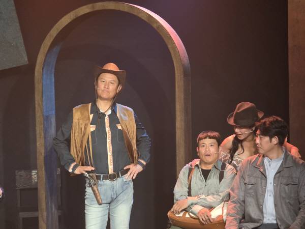 어댑터씨어터가 새롭게 선보이는 연극 ‘80일간의 세계일주’ 공연 모습. 어댑터씨어터 제공