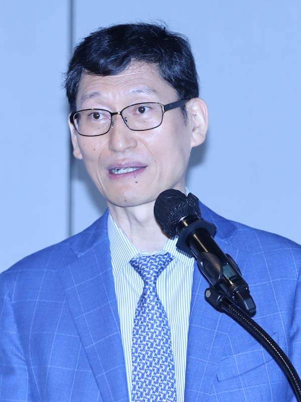 하상훈 부산본병원 대표원장이 허리 통증완화 방법에 대해 설명하고 있다.   황예찬 프리랜서