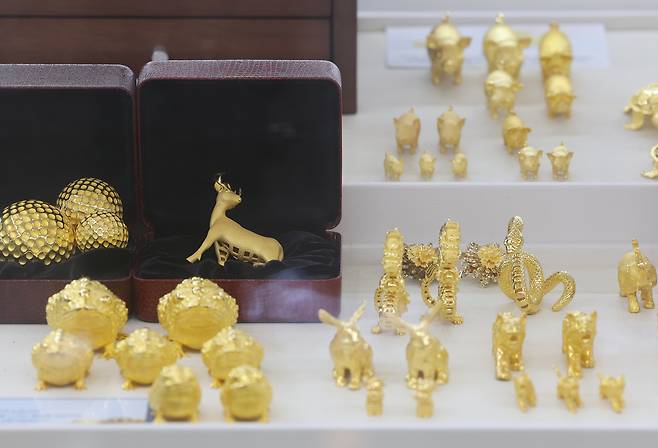 Gold products are displayed at a store in central Seoul, Tuesday. (Yonhap)