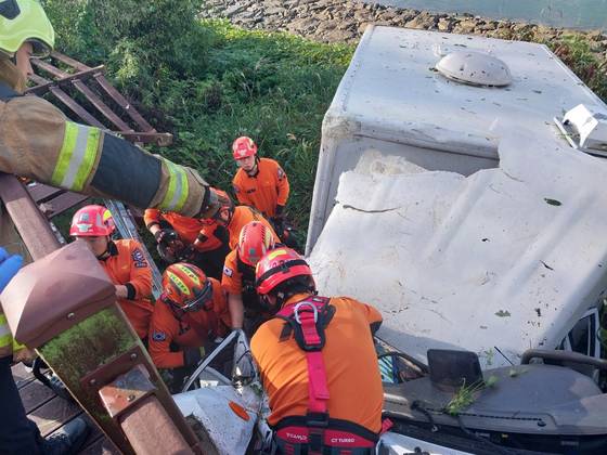 A 1-ton mobile bathing vehicle that plunged down a riverside embankment after colliding with a 1-ton truck in Mokdo-ri, Hadong-eup, Hadong County, at around 8:35 a.m. on Oct. 16. [SOUTH GYEONGSANG FIRE DEPARTMENT]