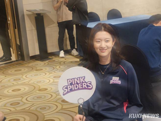 이다현이 16일 청담 리베라호텔에서 열린 진에어 2025-2026 V리그 개막 미디어데이 사전 기자회견에서 취재진과 인터뷰를 하고 있다. 송한석 기자