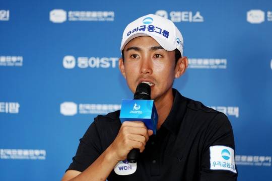 인터뷰하는 이수민. 사진[연합뉴스]