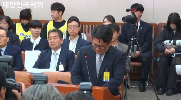 ▲문지석 부장검사가 15일 국회 고용노동부 국정감사에 참고인으로 출석해 엄희준 부천지청장의 쿠팡 퇴직금 불법체불 사건 외압을 폭로하고 눈물을 쏟아내고 있다. 사진=국회 영상회의록 갈무리