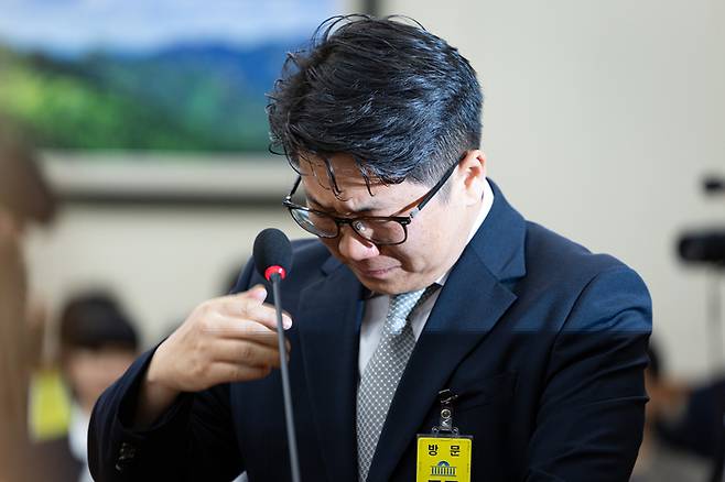 문지석 부장검사가 15일 서울 여의도 국회에서 열린 기후에너지환경노동위원회 고용노동부 등에 대한 국정감사에 쿠팡CFS 퇴직금 미지급 검찰 수사 관련 참고인으로 출석해 의원 질의에 답변 중 눈물을 삼키고 있다.[사진 뉴스1]