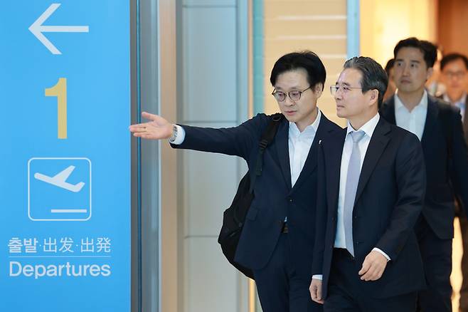 한미 관세 협상 후속 논의와 관련, 하워드 러트닉 미국 상무부 장관과 협상할 예정인 김용범 대통령실 정책실장(오른쪽)과 김정관 산업통상부 장관이 16일 인천국제공항 제2여객터미널을 통해 미국 워싱턴DC로 출국하고 있다. 연합뉴스