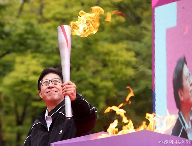 (부산=뉴스1) 윤일지 기자 = 박형준 부산시장이 13일 부산 연제구 부산시청 광장에서 열린 제106회 전국체육대회·제45회 전국장애인체육대회 성화 합화·출발식에서 성화 봉송 첫 주자들에게 인계할 성화를 점화하고 있다.   이번 성화는 부산시청을 출발해 4일간 1200여 명의 주자와 16개 구·군을 달리게 된다. 제106회 전국체육대회는 오는 17일부터 23일, 제45회 전국장애인체육대회는 31일~ 내달 5일까지 각각 개최된다. 2025.10.13/뉴스1  Copyright (C) 뉴스1. All rights reserved. 무단 전재 및 재배포,  AI학습 이용 금지. /사진=(부산=뉴스1) 윤일지 기자