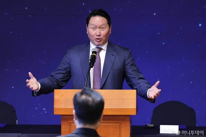 (서울=뉴스1) 신웅수 기자 = 최태원 대한상의 회장이 15일 서울 여의도 국회 사랑재에서 열린 국회 사회적 대화 공동 선언식에서 인사말을 하고 있다. 2025.10.15/뉴스1 Copyright (C) 뉴스1. All rights reserved. 무단 전재 및 재배포, AI학습 이용 금지. /사진=(서울=뉴스1) 신웅수 기자