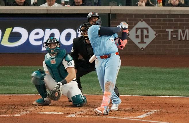 토론토 블루제이스가 시애틀 매리너스를 꺾고 아메리칸리그 챔피언십시리즈 첫 승리를 챙겼다. 사진은 16일(한국시각) 미국 워싱턴주 시애틀 T-모바일 파크에서 열린 ALCS 3차전 시애틀과의 경기에 출전한 블라디미르 게레로 주니어의 모습. /사진=로이터