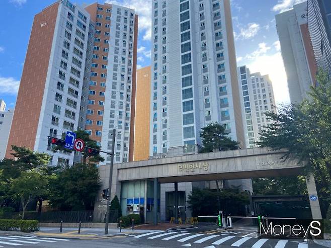 예상보다 광범위한 규제에 공인중개사업계가 당혹감을 보였다. 똘똘한 한 채 현상이 심화될 것이라는 전망도 나온다. 사진은 실거래가가 40.2% 상승한 마포구 용강동 'e편한세상 마포리버파크'. /사진=최성원 기자