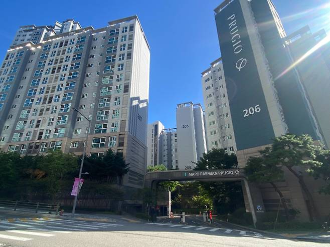 정부의 부동산대책 규제로 풍선효과를 막을 수 있을 것이라는 기대와는 달리 주거 사다리가 붕괴됐다는 지적도 나온다. 사진은 마포구 대장 아파트 아현동 '마포래미안푸르지오'. /사진=최성원 기자