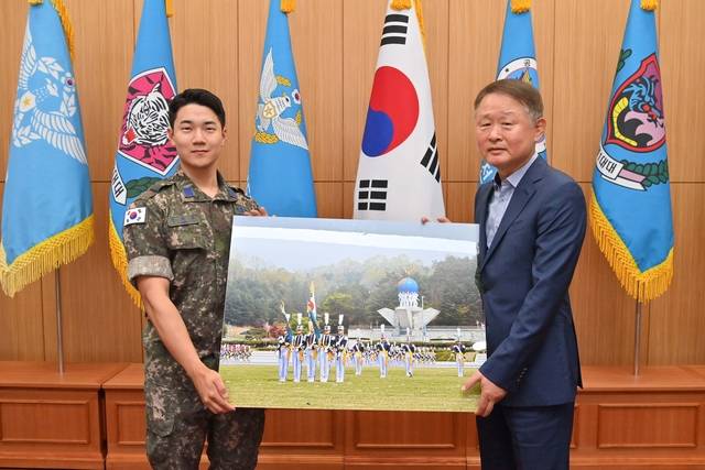2024년 공군사관학교 개교 75주년 기념식에서 기부금을 전달한 박재준(오른쪽) 삼양화학 회장에게 공사 생도 대표가 사진 액자를 전달하며 감사의 마음을 표하고 있다.  공군사관학교 총동창회 제공