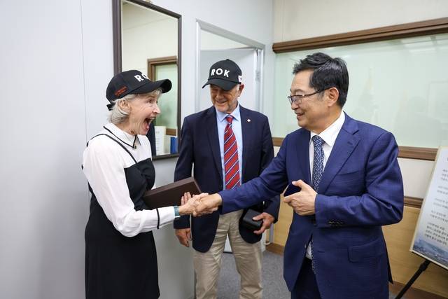 백승주(오른쪽) 전쟁기념사업회장이 15일 오후 서울 용산 전쟁기념관을 방문한 6·25전쟁 영웅 월튼 해리스 워커 장군의 손자인 샘 워커 2세 부부와 악수하고 있다. 전쟁기념사업회 제공