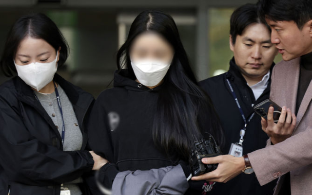 강남에서 무면허로 8중 추돌사고를 낸 피의자 김모씨가 지난 해 11월 7일 서울 강남경찰서에서 구속 송치되고 있다. 뉴시스.