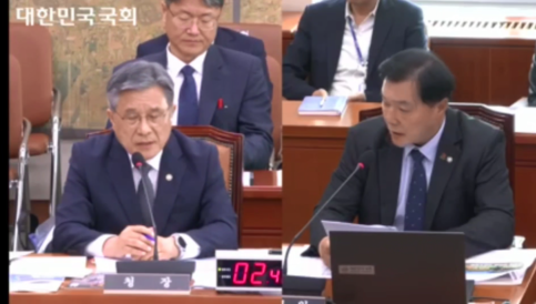 조계원(오른쪽) 더불어민주당 의원이 16일 문화체육관광위원회 국정감사에서 허민 국가유산청장에게 증도가자에 대한 질문을 하고 있다.  국회방송 캡처