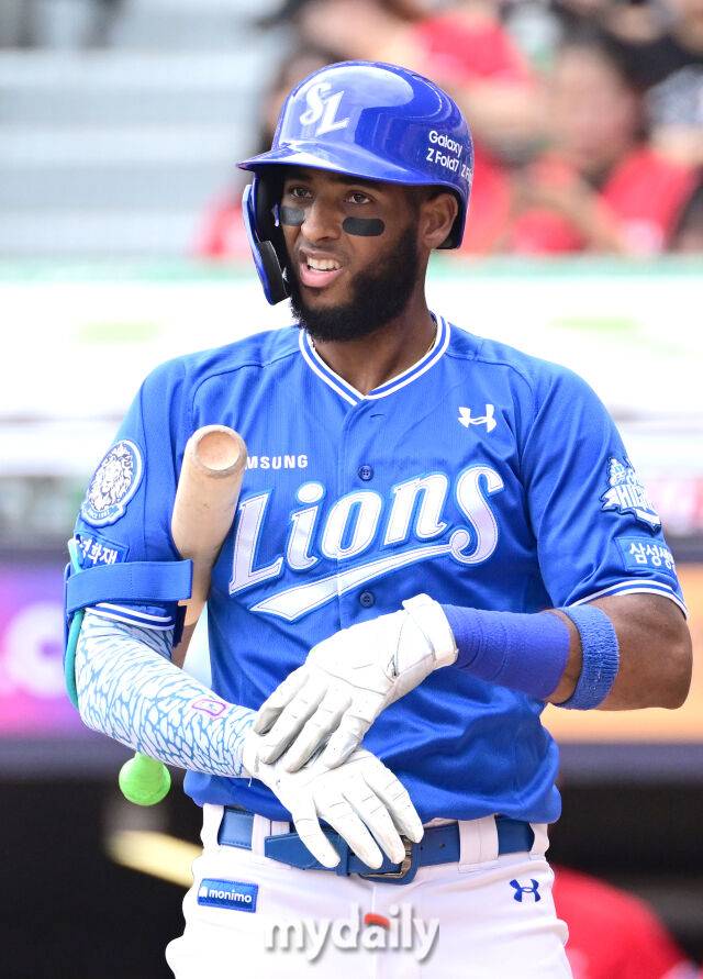 2025년 10월 11일 오후 인천 SSG랜더스필드에서 '2025 신한 SOL Bank KBO 포스트시즌' 삼성 라이온즈와 SSG 랜더스의 준플레이오프 2차전이 열렸다. 삼성 디아즈가 2회초 선두타자로 나와 삼진을 당한 뒤 허탈해하고 있다./마이데일리