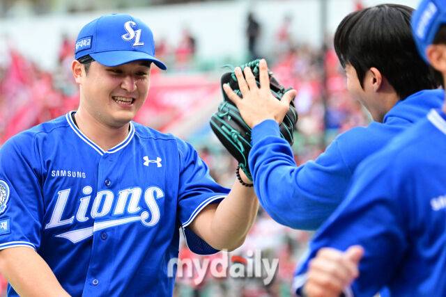 2025년 10월 9일 인천 SSG랜더스필드에서 '2025 신한 SOL뱅크 KBO리그 준플레이오프' 1차전 삼성-SSG의 경기.삼성 선발 최원태가 6이닝 무실점으로 호투한 뒤 활짝 웃고 있다./마이데일리
