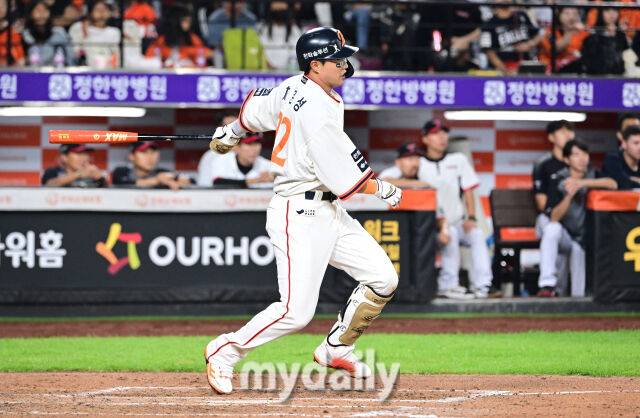 2025년 9월 26일 오후 대전 한화생명 볼파크에서 열린 '2025 신한 SOL뱅크 KBO 리그' LG 트윈스와 한화 이글스의 경기. 한화 채은성이 7회말 1사 1루서 안타를 치고 있다./대전=유진형 기자 zolong@mydaily.co.kr