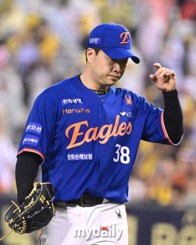 2025년 8월 9일 오후 서울 잠실구장에서 열린 '2025 신한 SOL뱅크 KBO 리그' 한화 이글스와 LG 트윈스의 경기한화 김종수가 4회말 무실점으로 막은 뒤 더그아웃으로 들어가고 있다./마이데일리