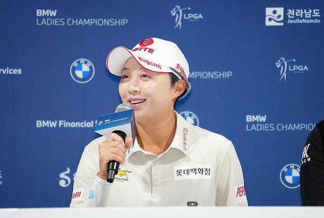 김효주가 15일 전남 해남군 파인비치 골프링크스에서 열린 LPGA 투어 BMW 레이디스 챔피언십 공식 기자회견에서 질문에 답하고 있다.   [대회 조직위원회 제공]