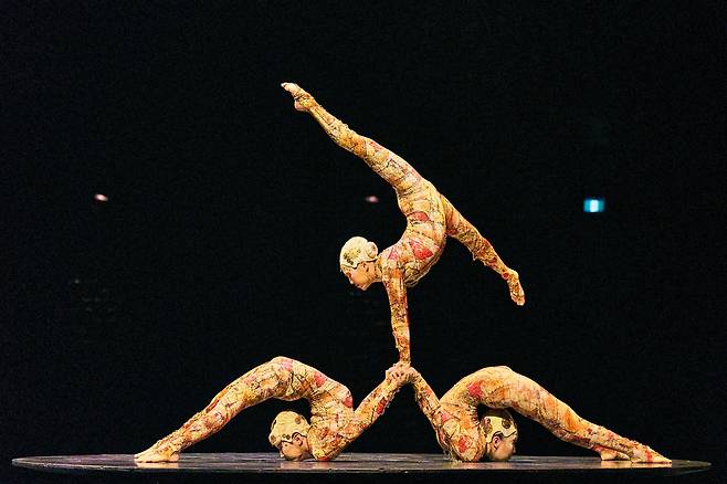 ‘쿠자’ 중 몽골의 전통 예술인 ‘컨토션’(Contortion) 장면 [마스트 인터내셔널 제공]