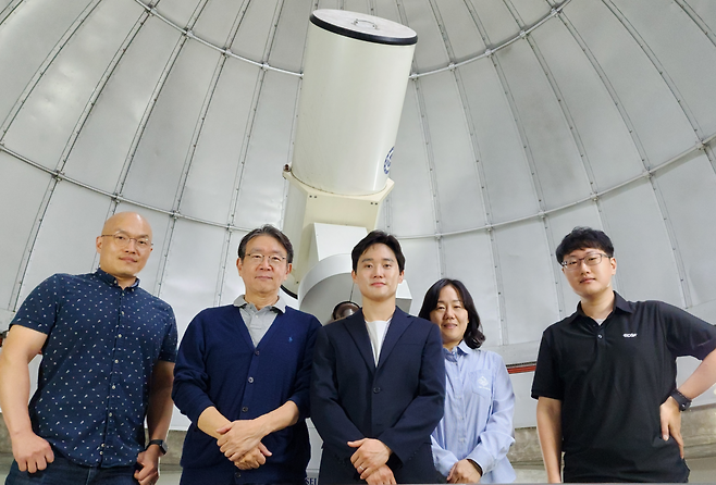 연세대학교 은하진화연구센터 연구진. 정철(왼쪽부터) 연구교수, 이영욱 교수, 손준혁 연구원, 조혜전 연구교수, 박승현 연구원.[연세대학교 제공]