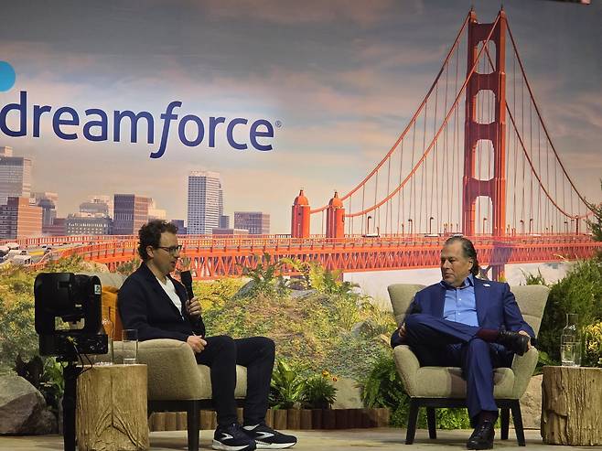 마크 베니오프(오른쪽) 세일즈포스 최고경영자(CEO)가 15일(현지시간) 미국 샌프란시스코에서 열린 ‘드림포스 2025(Dreamforce 2025)’에서 다리오 아모데이 앤트로픽 CEO와 대담을 펼치고 있다. [권제인 기자/eyre@]