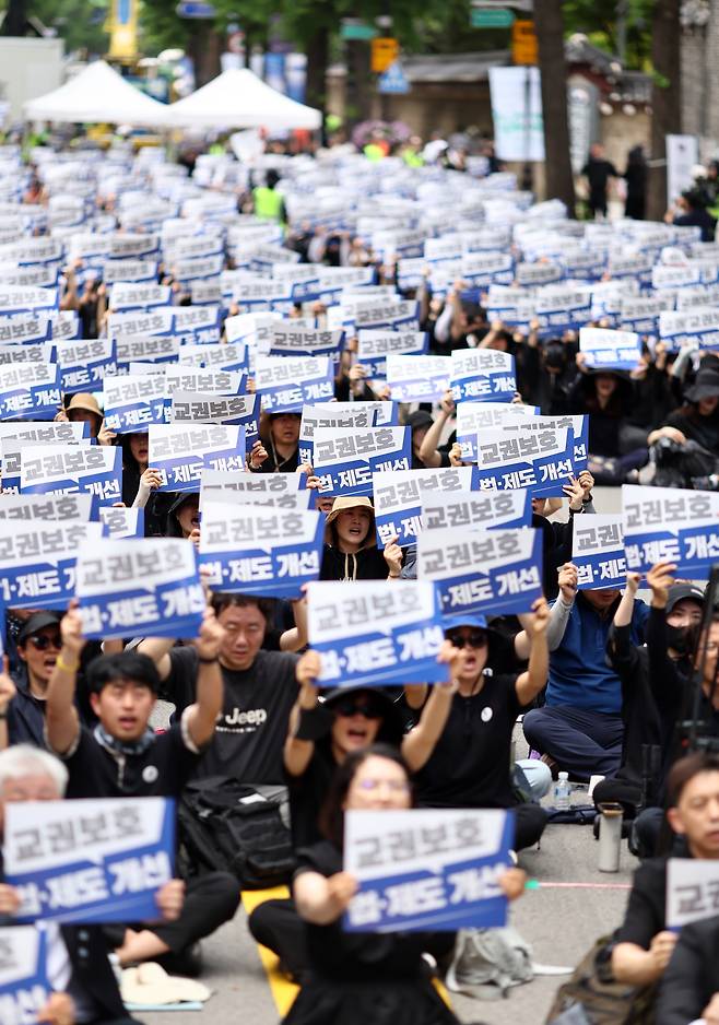 교권보호가 교육계의 화두가 되면서 학생체벌·아동학대 관련 중징계를 받은 교사가 올해 4명뿐인 것으로 확인됐다. 사진은 지난 6월 14일 정부서울청사 인근에서 열린 제주 교사 추모 및 교권 보호 대책 요구 전국 교원 집회  [연합]