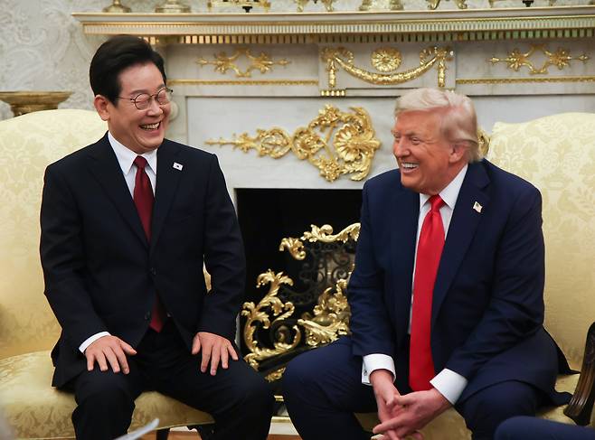이재명 대통령이 지난8월 25일(현지시간) 미국 워싱턴 DC 백악관 오벌오피스에서 도널드 트럼프 미국 대통령과 한미 정상회담을 하며 함께 웃고 있다.  [연합]