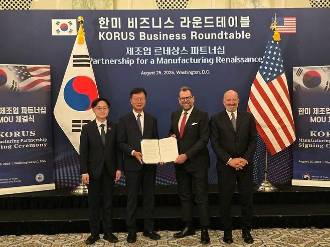 삼성중공업은 지난 8월 25일(현지시간) 한미정상회담이 열린 미국 워싱턴 DC에서 비거 마린 그룹(Vigor Marine Group)과 전략전 파트너십(MOU)를 체결했다. 사진은 왼쪽부터 김정관 한국 산업통상자원부 장관, 최성안 삼성중공업 대표이사, 프란체스코 발렌테(Francesco Valente) 비거마린그룹 대표이사, 하워드 러트닉(Howard Lutnick) 미국 상무부 장관. (삼성중공업 제공)