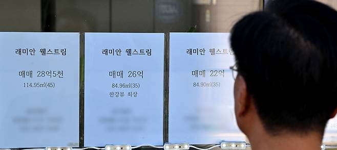 15일 오전 서울 도심 내 한 부동산에 아파트 가격표가 부착되어 있다. 임세준 기자