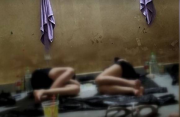 캄보디아 경찰서에 구금된 여성들의 모습. [JTBC]