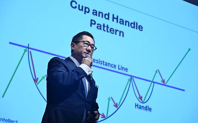 유동원 유안타증권 상무·본부장이 16일 서울 강남구 코엑스 그랜드볼룸에서 열린 ‘헤럴드머니페스타 2025’에서 ‘글로벌 투자 키워드는 ’생산성’’을 주제로 강연을 하고 있다. 오는 17일까지 양일간 열리는 ‘헤럴드머니페스타 2025’는 ‘웰스 내비게이션’ 주제로 돈의 흐름과 자산의 맥을 짚어나가는 축제의 자리로 처음으로 월급을 모으는 2030 재테크 초심자부터 자산 승계나 절세를 염두에 둔 5060 재테크 고수까지 다양한 계층을 위한 주식·부동산·금융상품·절세·가상자산 등 재테크와 관련한 모든 정보가 총망라된다. 임세준 기자