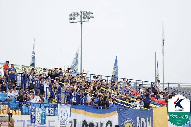 [서울=뉴시스]K리그2 충남아산 서포터스. (사진=한국프로축구연맹 제공)