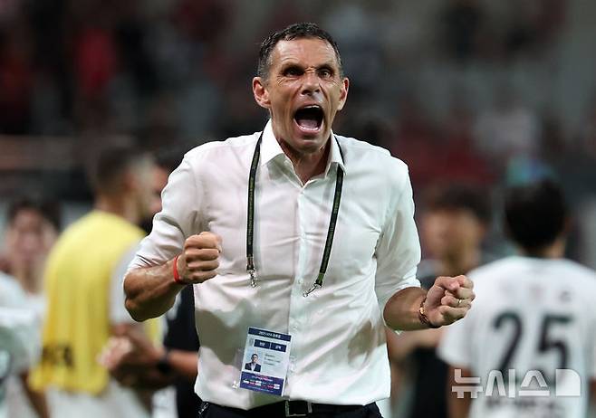 [서울=뉴시스] 이영환 기자 = 지난 7월2일 오후 서울 마포구 서울월드컵경기장에서 열린 2025 하나은행 코리아컵 8강 전북 현대 모터스와 FC 서울의 경기에서 1-0으로 승리한 전북 현대 거스 포옛 감독이 주먹을 포효하고 있다. 2025.07.02. 20hwan@newsis.com