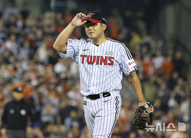 [서울=뉴시스] 김금보 기자 = 29일 서울 송파구 잠실야구장에서 열린 프로야구 2025 KBO리그 한화 이글스와 LG 트윈스의 경기, 8회초 1사 1루 LG 이지강이 한화 하주석을 병살로 잡아낸 뒤 기뻐하며 더그아웃으로 들어가고 있다. 2025.05.29. kgb@newsis.com