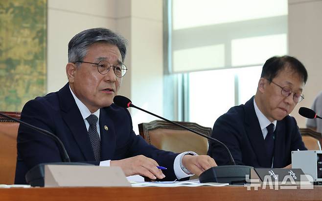 [서울=뉴시스] 김금보 기자 = 허민 국가유산청장이 16일 서울 여의도 국회에서 열린 문화체육관광위원회 국정감사에서 의원질의에 답하고 있다. 2025.10.16. kgb@newsis.com