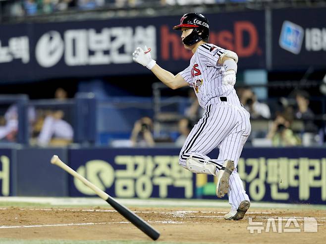 [서울=뉴시스] 김진아 기자 = 5일 서울 송파구 잠실야구장에서 열린 2025 KBO리그 두산 베어스와 LG 트윈스의 경기, 4회말 무사 1,3루 LG 구본혁이 1타점 적시타를 치고 있다. 2025.08.05. bluesoda@newsis.com