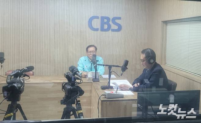 왼쪽부터 박해운 충북체육회 사무처장, 김종현 앵커. 충북CBS