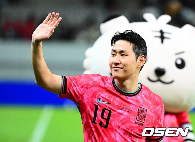 [OSEN=서울월드컵경기장, 지형준 기자] 한국 축구가 안방에서 '남미 강호' 파라과이를 물리치며 사상 최초의 2026 국제축구연맹(FIFA) 북중미 월드컵 포트 2 확보에 청신호를 켰다.한국 축구대표팀은 14일 오후 8시 서울월드컵경기장에서 열린 A매치 친선 경기에서 파라과이를 2-0으로 제압했다. 지난 10일 일본 원정에서 2-2로 비기고 온 파라과이는 한국에 덜미를 잡히며 10월 아시아 투어를 1무 1패로 마감하게 됐다.경기를 마치고 한국 이강인이 팬들에게 인사를 하고 있다. 2025.10.14. /jpnews@osen.co.kr