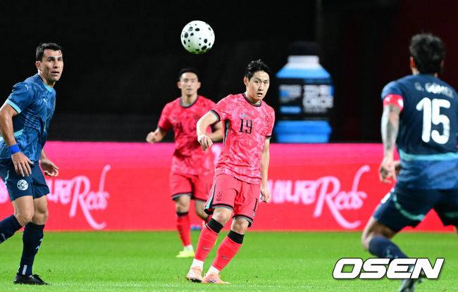 [OSEN=서울월드컵경기장, 조은정 기자]한국 축구가 안방에서 '남미 강호' 파라과이를 물리치며 사상 최초의 2026 국제축구연맹(FIFA) 북중미 월드컵 포트 2 확보에 청신호를 켰다.한국 축구대표팀은 14일 오후 8시&nbsp;서울월드컵경기장에서 열린 A매치&nbsp;친선 경기에서 파라과이를 2-0으로 제압했다. 지난 10일 일본 원정에서 2-2로 비기고 온 파라과이는 한국에 덜미를 잡히며 10월 아시아 투어를 1무 1패로 마감하게 됐다.후반 대한민국 이강인이 오현규에게 패스를 하고 있다.2025.10.14 /cej@osen.co.kr