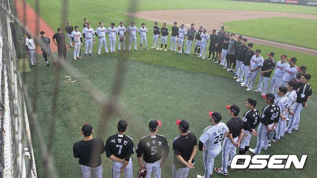 [OSEN=이천, 한용섭 기자]LG 트윈스 선수들이 15일 이천 LG챔피언스파크에서 열린 청백전을 마치고 미팅을 하고 있다. /orange@osen.co.kr