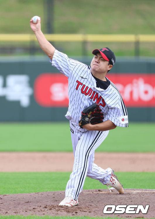 LG 투수 장현식이 15일 이천 LG챔피언스파크에서 열린 청백전에서  투구를 하고 있다. / 트윈스 제공
