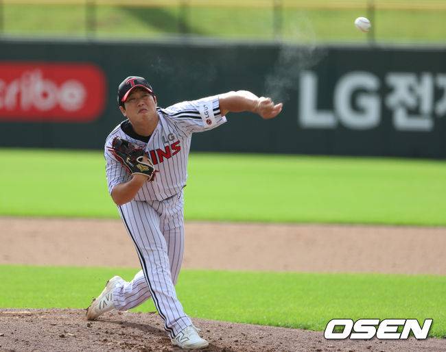 LG 투수 함덕주가 15일 이천 LG챔피언스파크에서 열린 청백전에서 힘차게 공을 던지고 있다. / LG 트윈스 제공