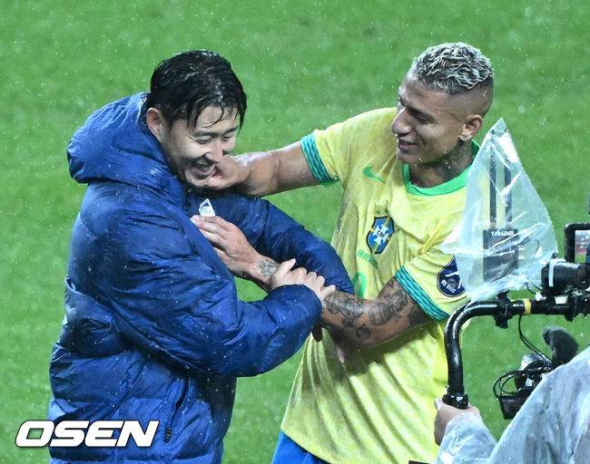 [OSEN=서울월드컵경기장, 이대선 기자] 홍명보&nbsp;감독이 이끄는 대한민국 남자 축구 국가대표팀은 10일 서울월드컵경기장에서 '세계 최강' 브라질을&nbsp;상대로 A매치&nbsp;평가전을 치러&nbsp;이스테방(첼시)과 호드리구(레알 마드리드)에게 나란히 2골을 허용하면서 0-5로 대패했다.한국은 1999년 이후 26년 만에 브라질전 승리를 노렸지만 아무런 저항도 하지 못하면서 무산됐다.경기 종료 후 한국 손흥민이 브라질 히샬리송과 인사를 하고 있다. 2025.10.10 /sunday@osen.co.kr