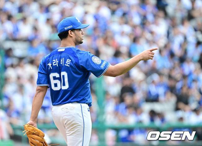 [OSEN=인천, 최규한 기자] 11일 인천 SSG랜더스필드에서 ‘2025 신한 SOL뱅크 KBO리그’ 준플레이오프(5전 3선승제) 2차전 SSG 랜더스와 삼성 라이온즈의 경기가 열렸다.SSG는 김건우, 삼성은 헤르손 가라비토를 선발 투수로 내세웠다.4회말 1사 주자없는 상황 SSG 최지훈의 땅볼 타구 때 좋은 수비를 펼친 삼성 2루수 류지혁을 향해 선발 가라비토가 인사를 전하고 있다. 2025.10.11 / dreamer@osen.co.kr