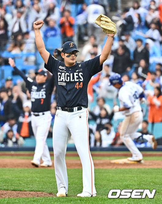 [OSEN=대구, 이석우 기자] 한화 김서현이 9회말 삼성 김영웅의 뜬공 잡고 7-6 승리를 확정하자 손을 들어 기뻐하고 있다. 2025.04.05 / foto0307@osen.co.kr