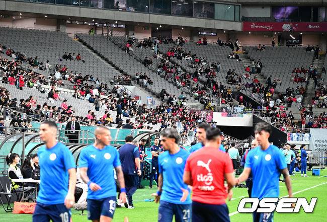 [OSEN=서울월드컵경기장, 지형준 기자]홍명보 감독이 이끄는 대한민국 대표팀과 파라과이의 A매치 평가전이 14일 오후 서울월드컵경기장에서 열렸다.'남미 강호' 파라과이는 지난 10일 일본 원정에서 2-2 무승부를 거두고 온 팀이다. 이번 경기는 홍명보호의 2026 북중미 월드컵 포트 배정을 두고도 중요한 일전이다.&nbsp;현재 한국은 오스트리아, 호주, 에콰도르와 치열한&nbsp;포트 2 막차 경쟁을 벌이고 있다.경기 개시 30분 정도 앞둔 시점에 관중석이 절반 가까이 비어 있다. 2025.10.14. /jpnews@osen.co.kr